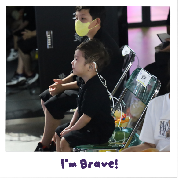 시상식에서 차례를 기다리는 어린이 - I'm Brave!